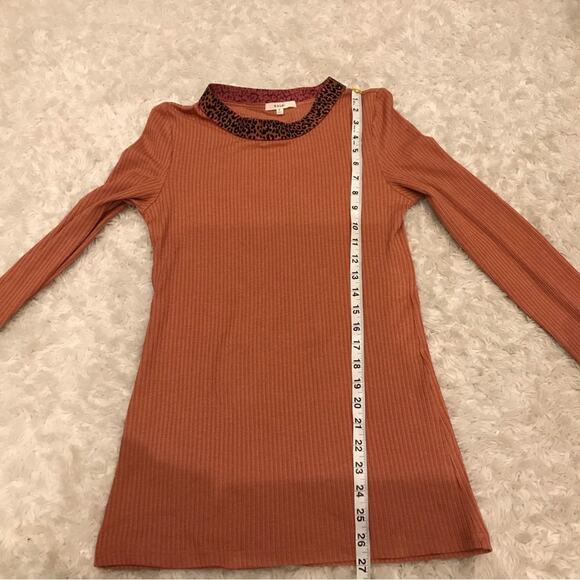 Easel ribbed tunic length top with animal print collar size small - Picture 3 of 6